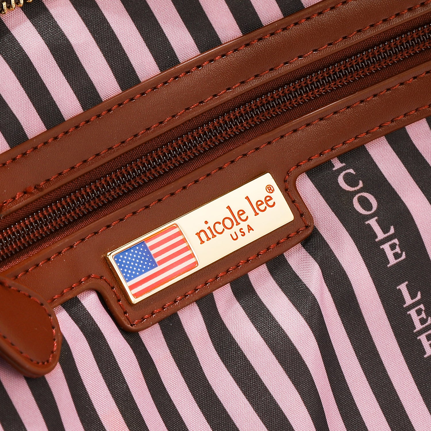 BOLSO DE MANO CUADRADO CON LOGOTIPO EN RELIEVE (MARRON)