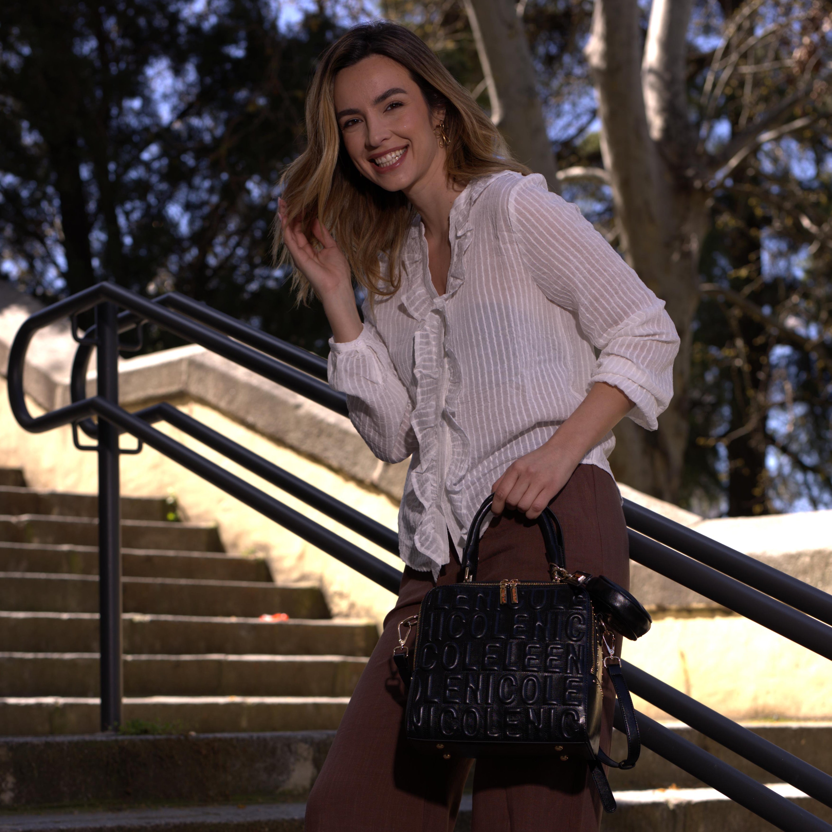 BOLSO DE MANO CUADRADO CON LOGOTIPO EN RELIEVE (NEGRO)