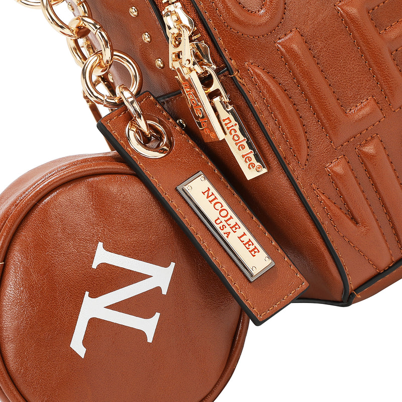 BOLSO DE MANO CUADRADO CON LOGOTIPO EN RELIEVE (MARRON)