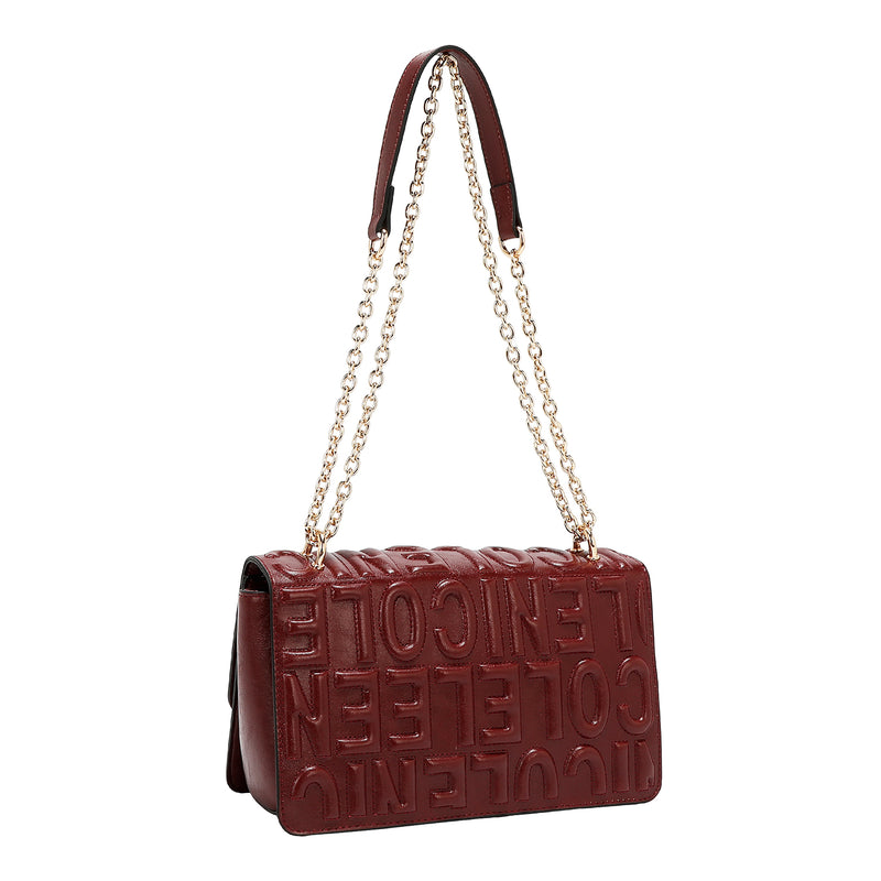 BOLSO DE HOMBRO CON CADENA Y LOGO EN RELIEVE (VINO)