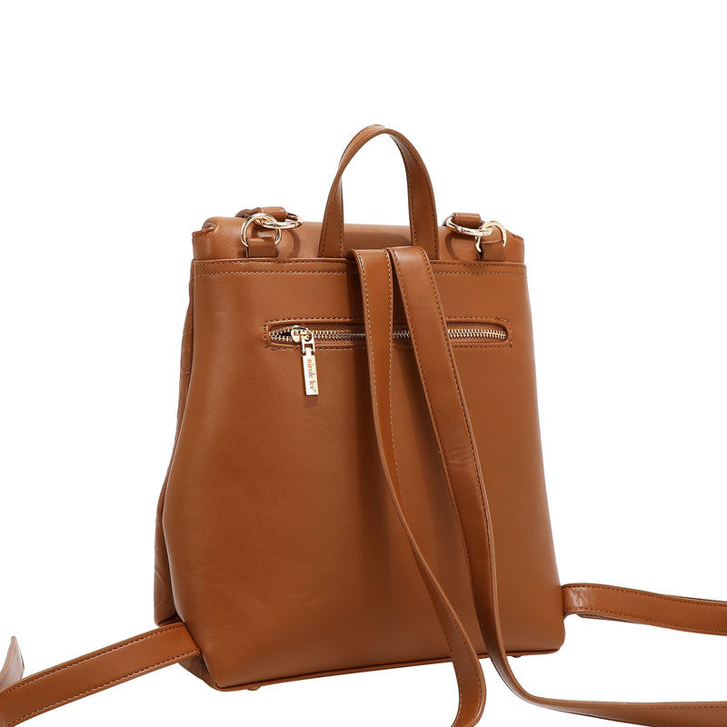 MOCHILA CON SOLAPA ELEGANCIA EN RELIEVE (MARRON)