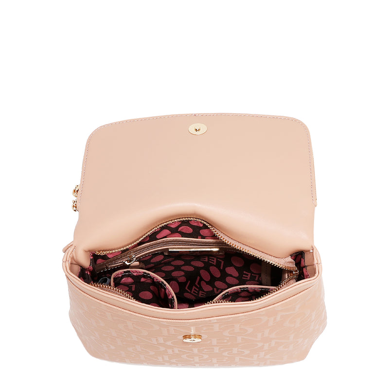 MOCHILA CON SOLAPA ELEGANCIA EN RELIEVE (MARRON)